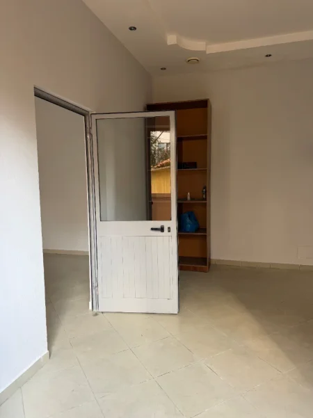 Tirane, jepet me qera dyqan Kati 0, 40 m² 420 € (Rruga Haxhi Hysen Dalliu)