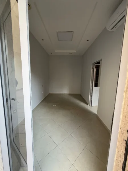 Tirane, jepet me qera dyqan Kati 0, 40 m² 420 € (Rruga Haxhi Hysen Dalliu)