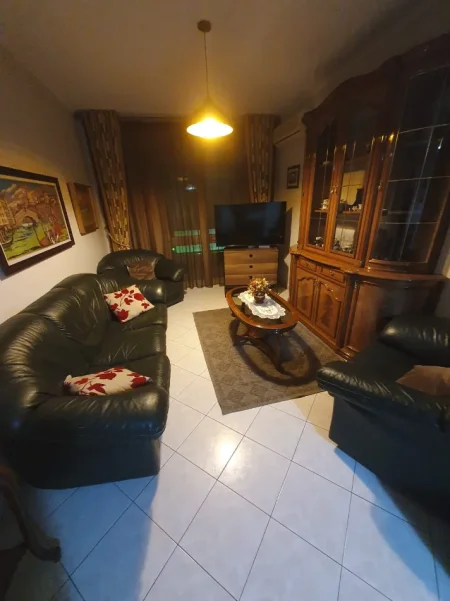 Tirane, jepet me qera apartament 3+1 , 110 m² 600 € (Brryli)