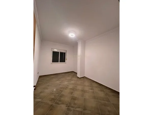 Tirane, shitet apartament 3+1 Kati 4, 157 m² 195.000 € (Fresku)