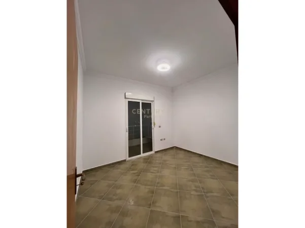 Tirane, shitet apartament 3+1 Kati 4, 157 m² 195.000 € (Fresku)
