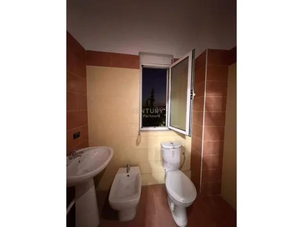 Tirane, shitet apartament 3+1 Kati 4, 157 m² 195.000 € (Fresku)