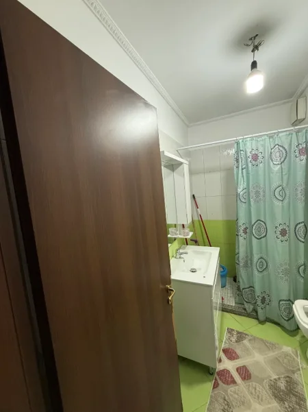 Tirane, jepet me qera apartament 1+1+Ballkon Kati 4, 85 m² 450 € (Apartament 2+1 Per Qera I Mobiluar Bulevardi I Ri)