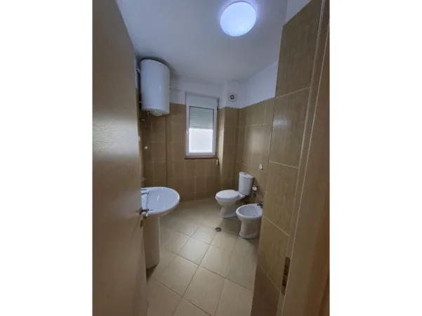 Tirane, shitet apartament 3+1 Kati 2, 159 m² 280.000 € (kodra e diellit)