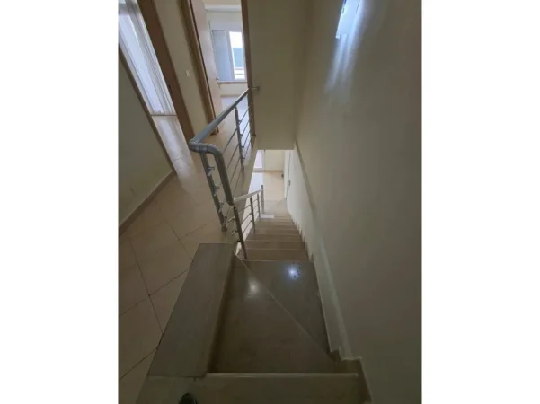 Tirane, shitet apartament 3+1 Kati 2, 159 m² 280.000 € (kodra e diellit)