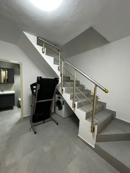 Tirane, jepet me qera apartament 2+1 , 95 m² 700 € (stacioni trenit)