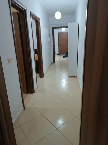 Tirane, jepet me qera 2+1 , 90 m² 500 € (kthesa kamzes)