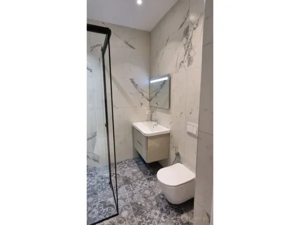 Tirane, jepet me qera apartament 1+1 Kati 3, 50 m² 650 € (myslym shyri)