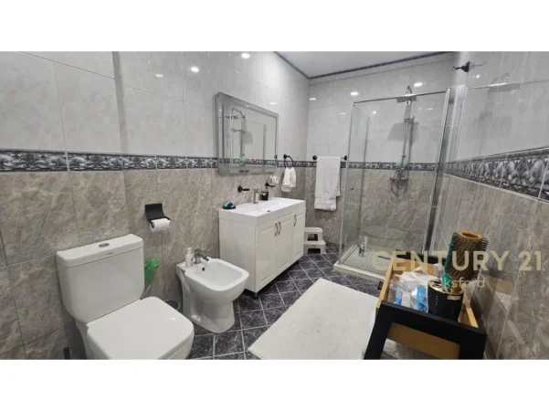 Tirane, jepet me qera apartament 2+1 Kati 3, 102 m² 750 € (rruga e barrikadave)