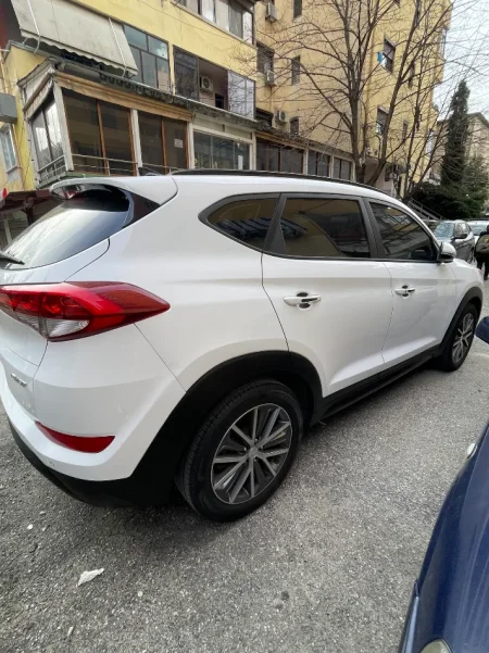 Tirane, shes SUV Hyundai,Tucson Nafte, e bardhë automatik Kondicioner 159.000 km 11.500 €