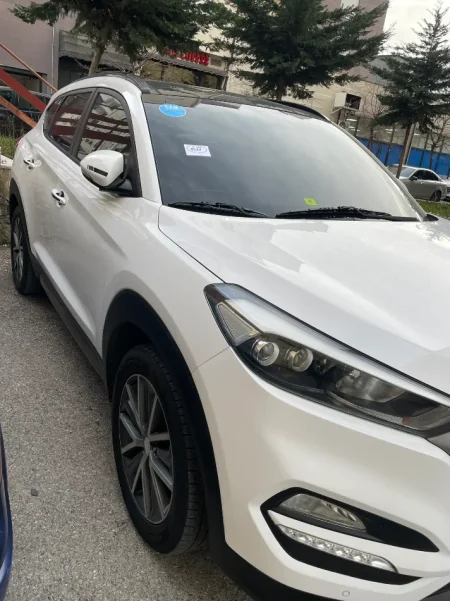 Tirane, shes SUV Hyundai,Tucson Nafte, e bardhë automatik Kondicioner 159.000 km 11.500 €