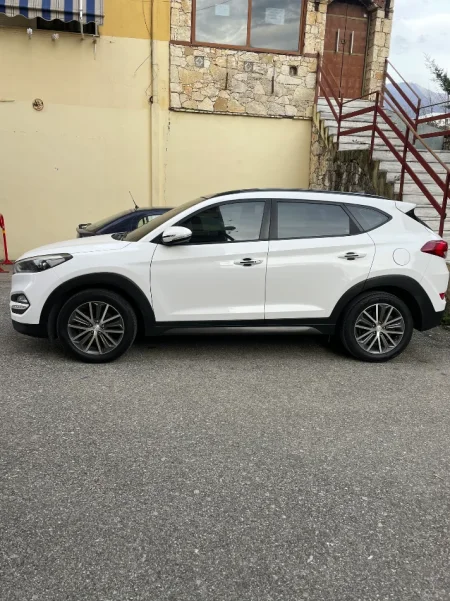 Tirane, shes SUV Hyundai,Tucson Nafte, e bardhë automatik Kondicioner 159.000 km 11.500 €