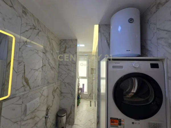 Tirane, jepet me qera apartament 1+1+Ballkon Kati 3, 60 m² 700 € (tek hotel mondial)