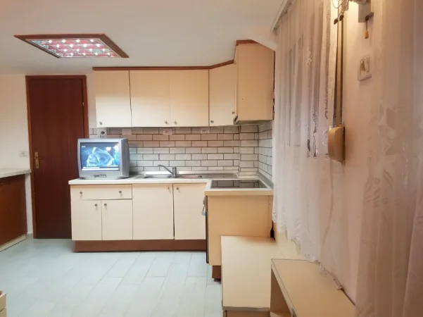 Tirane, jepet me qera garsonier Kati 1, 39 m² 310 € (Rruga 5maji prane qendres tregtare concord)