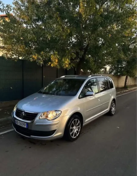 Tirane, shes makine SHITET TOURAN 7 VENDSH Nafte, gri metalizato manuale 200.000 km 4.800 €
