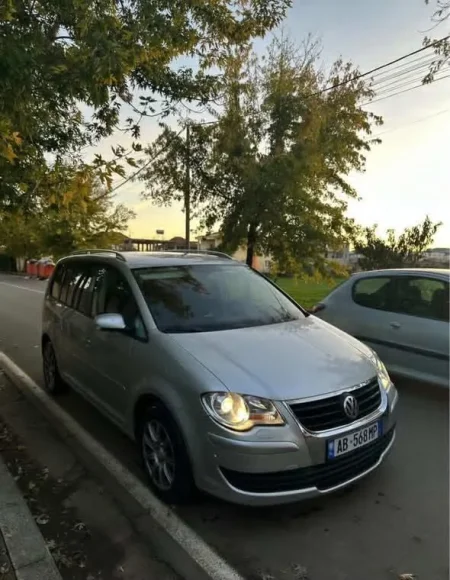 Tirane, shes makine SHITET TOURAN 7 VENDSH Nafte, gri metalizato manuale 200.000 km 4.800 €