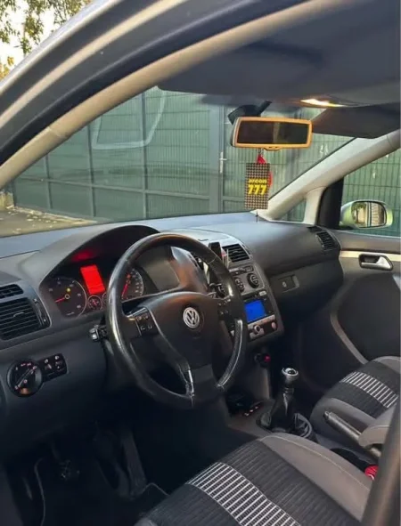 Tirane, shes makine SHITET TOURAN 7 VENDSH Nafte, gri metalizato manuale 200.000 km 4.800 €