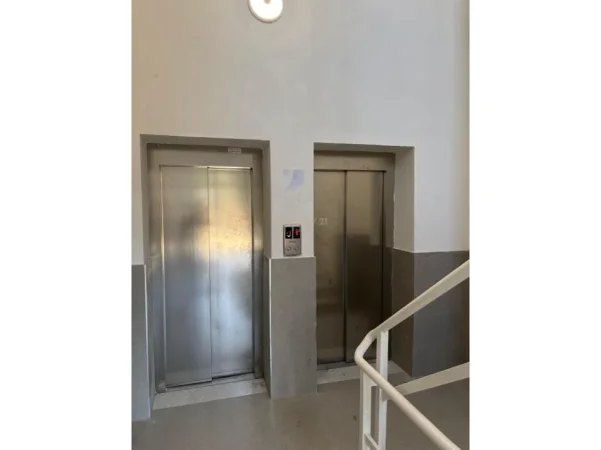 Tirane, jepet me qera apartament 1+1 Kati 2, 75 m² 650 € (xhamlliku)