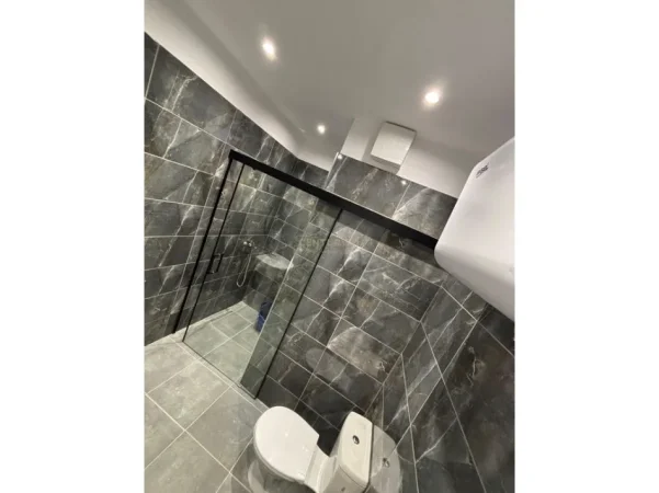 Tirane, jepet me qera apartament 1+1 Kati 2, 75 m² 650 € (xhamlliku)