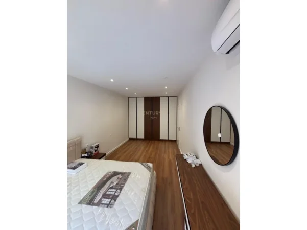 Tirane, jepet me qera apartament 1+1 Kati 2, 75 m² 650 € (xhamlliku)