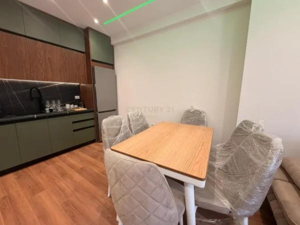 Tirane, jepet me qera apartament 2+1+Ballkon Kati 2, 90 m² 850 € (xhamlliku)