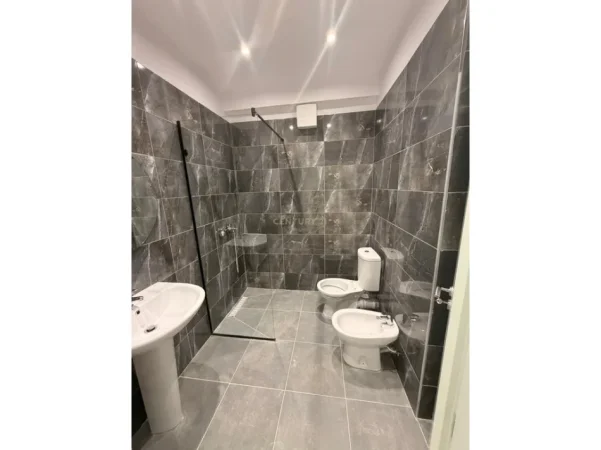 Tirane, jepet me qera apartament 2+1+Ballkon Kati 2, 90 m² 850 € (xhamlliku)