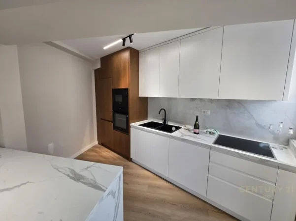 Tirane, jepet me qera apartament 2+1+Ballkon Kati 2, 98 m² 1.500 € (rruga e barrikadave)