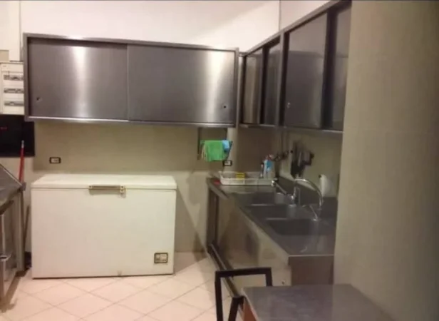 Tirane, shitet nga Pronari, pa-komision ambjent biznesi Kati 0, 97 m² (Rruga Shkelqim Fusha)