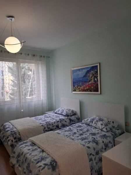 Tirane, jepet me qera apartament 2+1+Ballkon Kati 2, 100 m² 750 € (Kopshti zologjik)