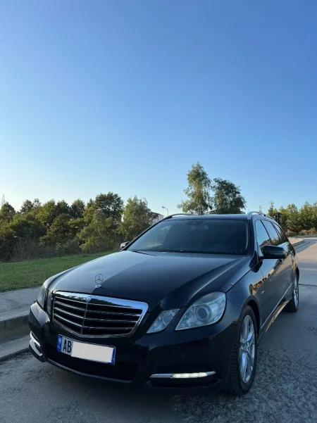 Tirane, shitet makine me portobagazh Mercedes benz E class Nafte, e zeze automatik Klima 29.000 km