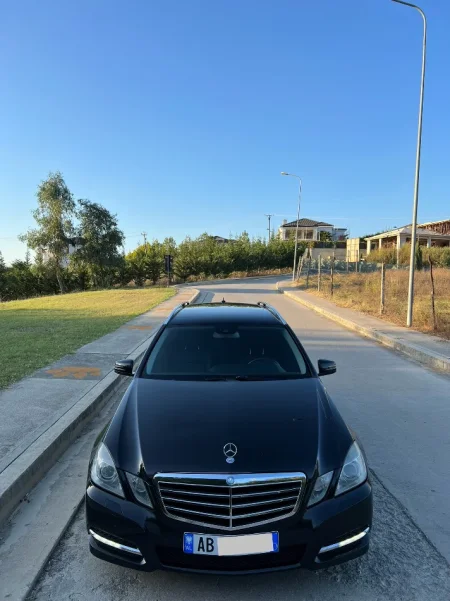 Tirane, shitet makine me portobagazh Mercedes benz E class Nafte, e zeze automatik Klima 29.000 km