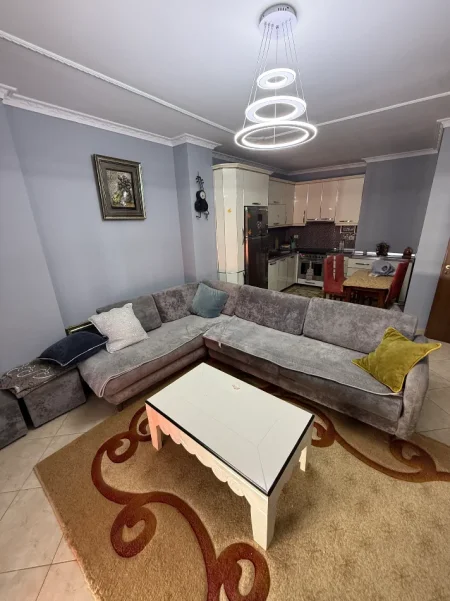 Tirane, jepet me qera apartament 1+1+Ballkon Kati 4, 85 m² 450 € (Apartament 1+1 Per Qera Bulevardi I Ri I Mobiluar)