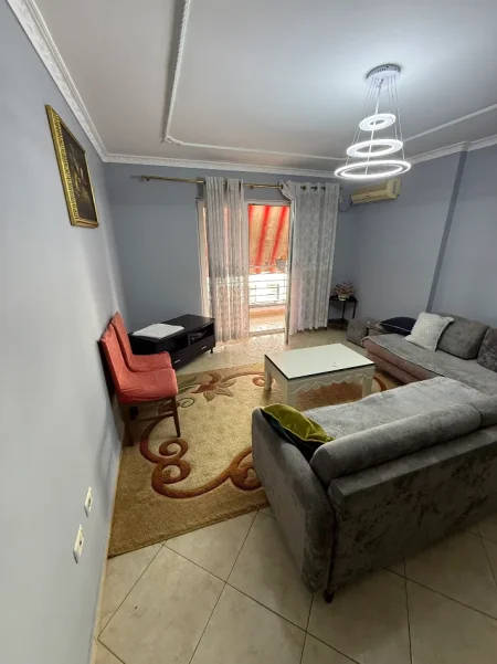Tirane, jepet me qera apartament 1+1+Ballkon Kati 4, 85 m² 450 € (Apartament 1+1 Per Qera Bulevardi I Ri I Mobiluar)