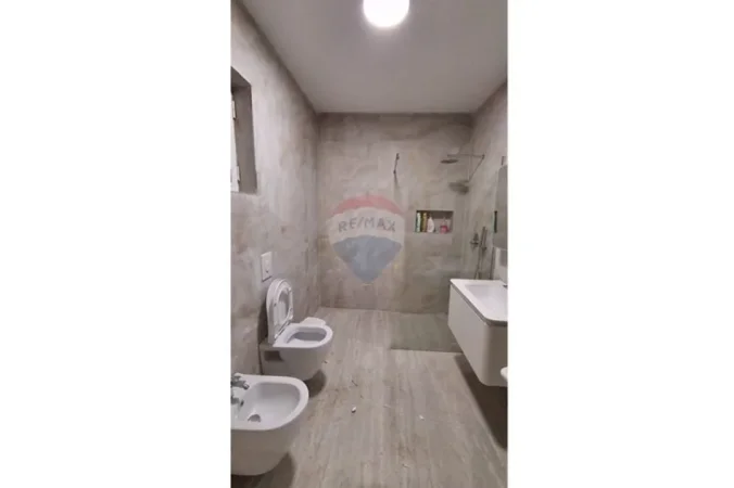 Tirane, jepet me qera Vile , 60 m² 700 € (Selvia)