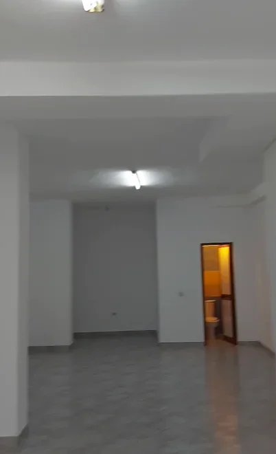 Tirane, jepet me qera dyqan , 40 m² 400 € (PAZARI I RI)