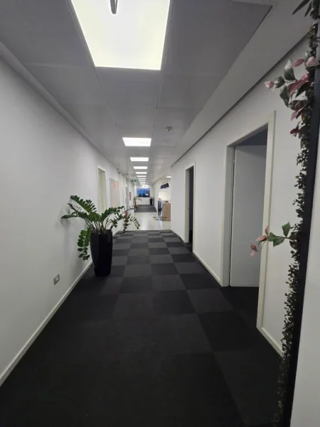 Tirane, jepet me qera zyre Kati 8, 770 m² 17.700 € (ZOGU I ZI)