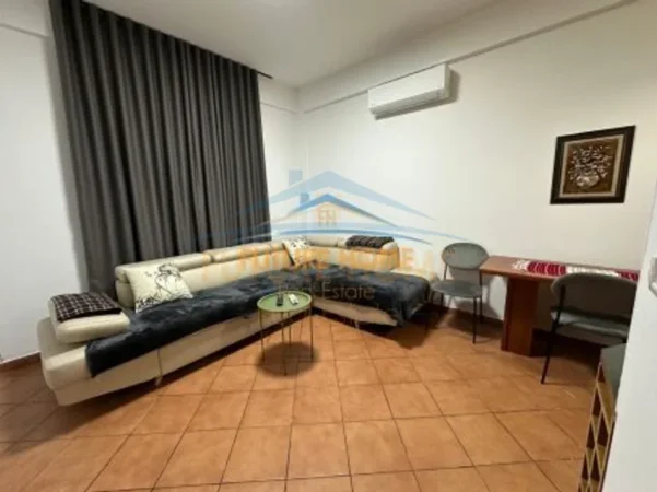 Tirane, jepet me qera apartament 1+1 Kati 1, 80 m² 450 € (Rruga e Elbasanit)