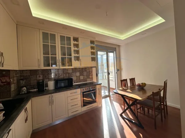Tirane, jepet me qera apartament 2+1 Kati 5, 94 m² 750 € (Liqeni Thate, Tiranë.)