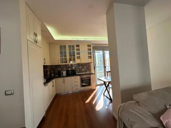 Tirane, jepet me qera apartament 2+1 Kati 5, 94 m² 750 € (Liqeni Thate, Tiranë.)