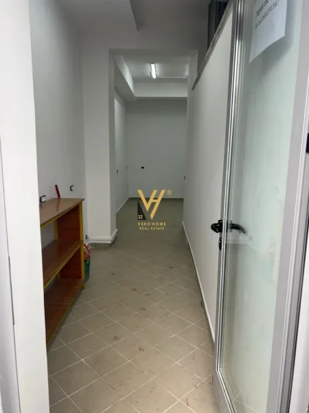 Tirane, jepet me qera dyqan Kati 0, 30 m² 370 € (KODRA E DIELLIT)