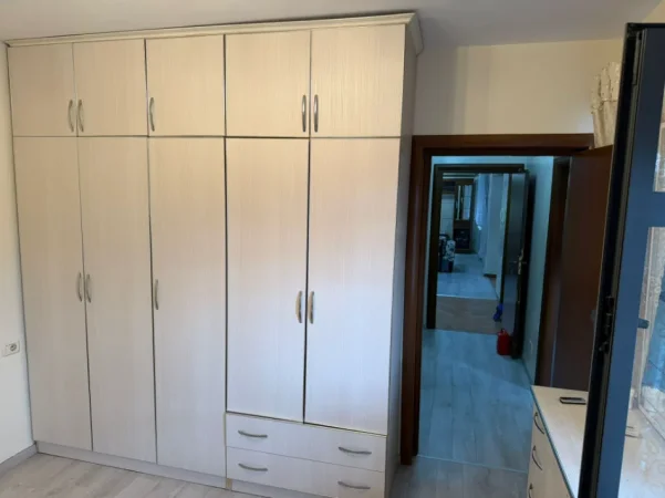 🏠 Jepet Apartament 2+1  Pranë kthesës së Kamzës, tek Casa Italia  500 €