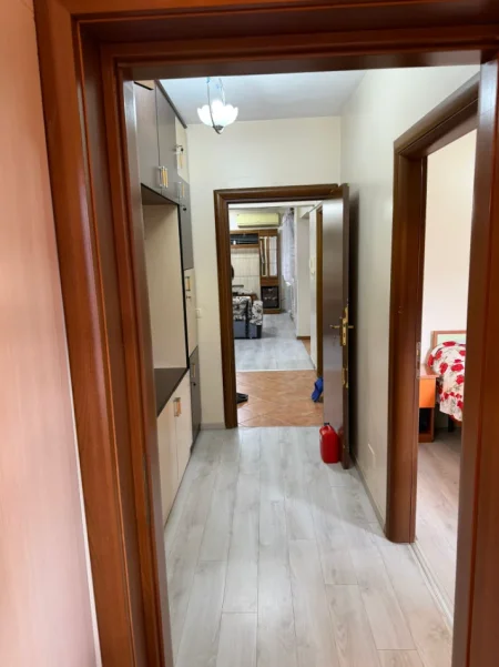 🏠 Jepet Apartament 2+1  Pranë kthesës së Kamzës, tek Casa Italia  500 €