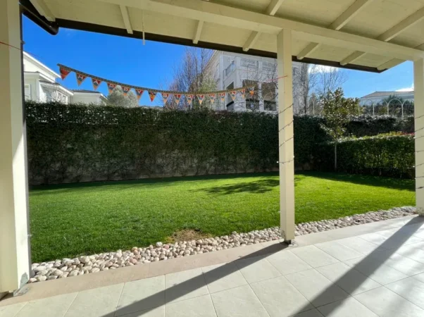 Tirane, jepet me qera Vile 4+1+Aneks+Ballkon , 400 m² 4.500 € 