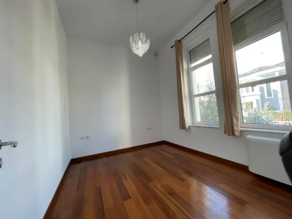 Tirane, jepet me qera Vile 4+1+Aneks+Ballkon , 400 m² 4.500 € 