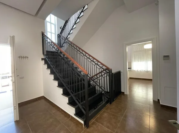 Tirane, jepet me qera Vile 4+1+Aneks+Ballkon , 400 m² 4.500 € 