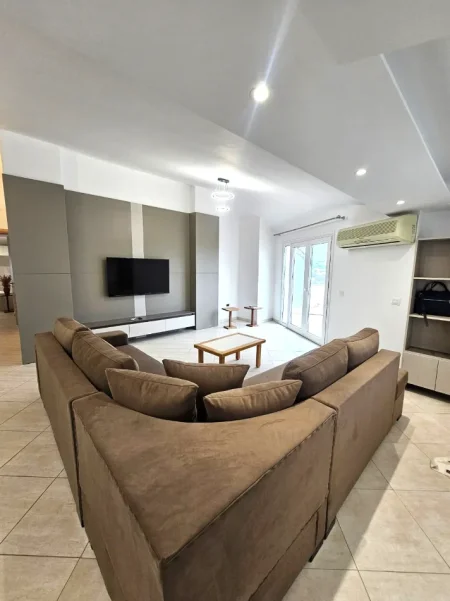 Tirane, jepet me qera apartament 2+1 Kati 7, 120 m² 700 € (FRESK)