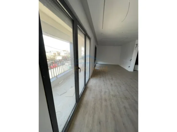 Tirane, jepet me qera ambjent biznesi Kati 1, 72 m² 850 € (Jordan Misja)