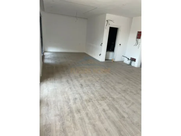 Tirane, jepet me qera ambjent biznesi Kati 1, 72 m² 850 € (Jordan Misja)