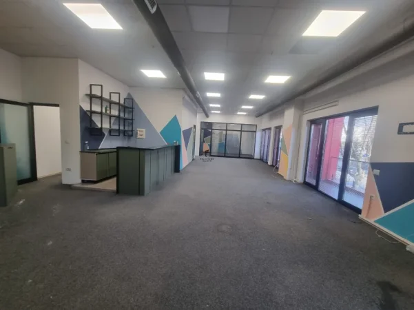 Tirane, jepet me qera zyre , 190 m² 2.200 € (RRUGA E DIBRES)