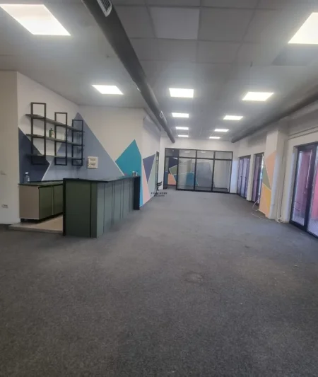 Tirane, jepet me qera zyre , 190 m² 2.200 € (RRUGA E DIBRES)